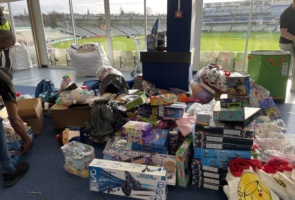 Warwickshire Cricket Foundation helps deliver 15,000 Christmas gifts to children